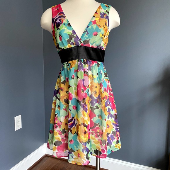 Bright floral V-neck dress w/ black waist tie - Picture 5 of 9